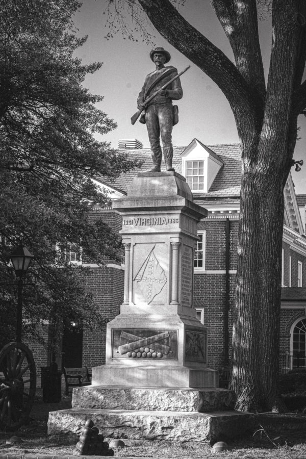 Johnny Reb Confederate soldier statue, erected in 1909 outside of Albemarle County Courthouse, Charlottesville, Virginia. Photo: Ézé Amos