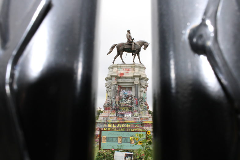 A picture of the monument, seen through the fence. Photo: Maria Payton.